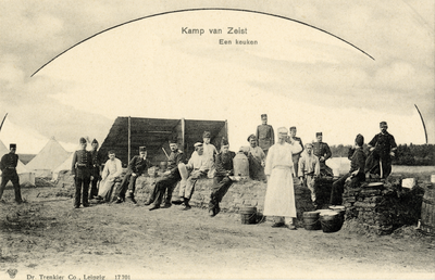 16172 Gezicht op een kleine veldkeuken met een groep militairen in het Kamp van Zeist te Zeist.